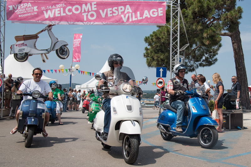 Spektakularni defile vespaša, foto: Vinko Pešić Spektakularni defile vespaša, foto: Vinko Pešić