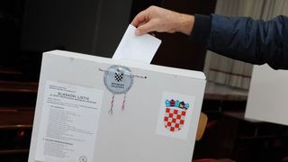 U 7 sati otvorena su biralista na kojima ce gradjani u drugome krugu birati izmedju Ive Jospovica i Kolinde Grabar-Kitarovic predsjednika Republike Hrvatske. Izbori. Photo: Hrvoje Jelavic/PIXSELL U 7 sati otvorena su biralista na kojima ce gradjani u drugome krugu birati izmedju Ive Jospovica i Kolinde Grabar-Kitarovic predsjednika Republike Hrvatske. Izbori. Photo: Hrvoje Jelavic/PIXSELL