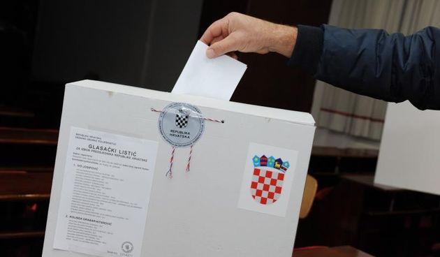 U 7 sati otvorena su biralista na kojima ce gradjani u drugome krugu birati izmedju Ive Jospovica i Kolinde Grabar-Kitarovic predsjednika Republike Hrvatske. Izbori. Photo: Hrvoje Jelavic/PIXSELL
