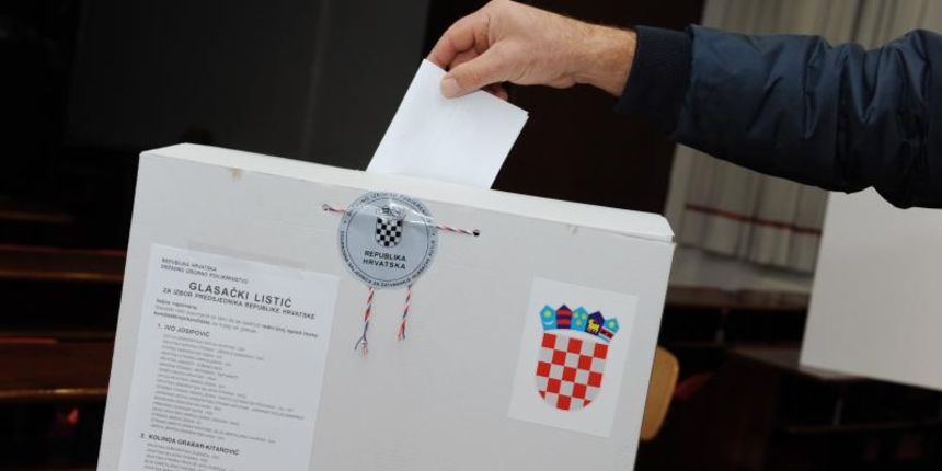 U 7 sati otvorena su biralista na kojima ce gradjani u drugome krugu birati izmedju Ive Jospovica i Kolinde Grabar-Kitarovic predsjednika Republike Hrvatske. Izbori. Photo: Hrvoje Jelavic/PIXSELL U 7 sati otvorena su biralista na kojima ce gradjani u drugome krugu birati izmedju Ive Jospovica i Kolinde Grabar-Kitarovic predsjednika Republike Hrvatske. Izbori. Photo: Hrvoje Jelavic/PIXSELL