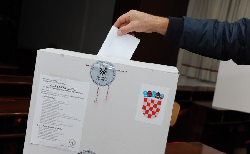 U 7 sati otvorena su biralista na kojima ce gradjani u drugome krugu birati izmedju Ive Jospovica i Kolinde Grabar-Kitarovic predsjednika Republike Hrvatske. Izbori. Photo: Hrvoje Jelavic/PIXSELL U 7 sati otvorena su biralista na kojima ce gradjani u drugome krugu birati izmedju Ive Jospovica i Kolinde Grabar-Kitarovic predsjednika Republike Hrvatske. Izbori. Photo: Hrvoje Jelavic/PIXSELL