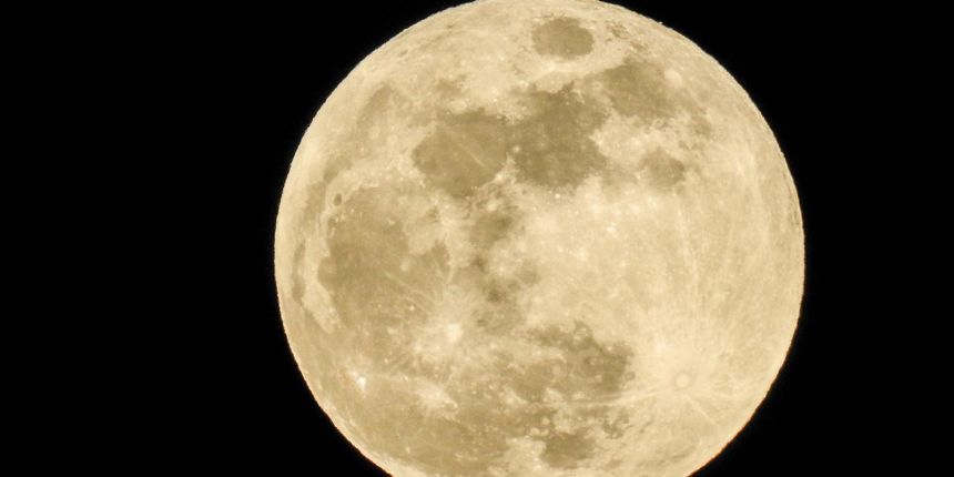 Pun mjesec na nebu iznad Zagreba. Supermjesec se pojavljuje kada se Mjesec u svojem putu oko Zemlje priblizi toliko da na nebu izgleda 14 posto veci i 30 posto sjajniji. Pun mjesec na nebu iznad Zagreba. Supermjesec se pojavljuje kada se Mjesec u svojem putu oko Zemlje priblizi toliko da na nebu izgleda 14 posto veci i 30 posto sjajniji.