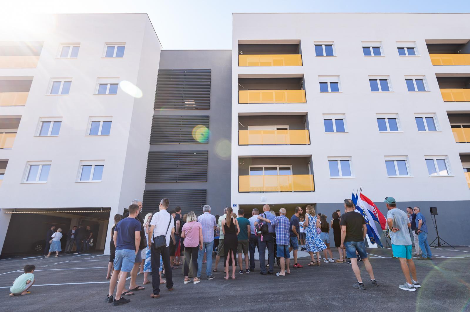 Premijer Plenković sudjelovao na svečanosti primopredaje ključeva POS-ovih stanova Premijer Plenković sudjelovao na svečanosti primopredaje ključeva POS-ovih stanova