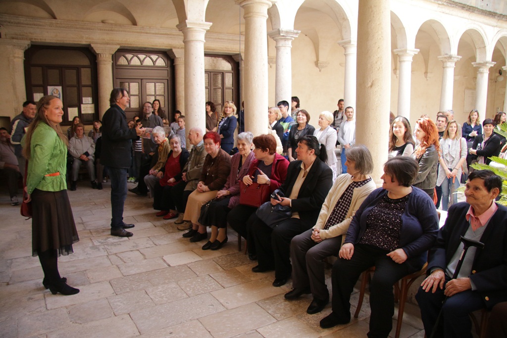 Izložba nosi naziv “Približavanje – stih i slika”, a otvara se u klaustru samostana Sv. Frane. Izložba nosi naziv “Približavanje – stih i slika”, a otvara se u klaustru samostana Sv. Frane.