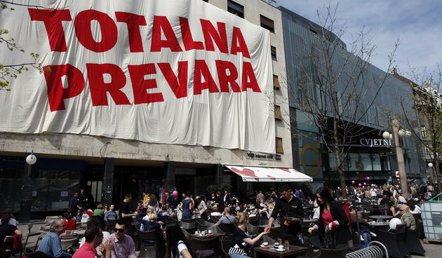Zagreb, 070411.
Cvjetni trg.
Otvorenje shopping centra “Cvjetni”.
Na slici: transparent Zelene akcije i Prava na grad protiv shopping centra Cvjetni.
Foto: Davor Pongracic / CROPIX