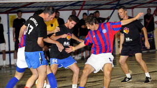 Split, 300611.
17. izdanje malonogometnog turnira Tocida kup odrzava se na betonskom igralistu u Vukovarskoj ulici.Veceras najvise interesa izaziva utakmica izmedju momcadi Hajduk.hr i ekipe Radunica bez zvijezda.Za Hajduk.hr se ocekuje da igraju predsje Split, 300611.
17. izdanje malonogometnog turnira Tocida kup odrzava se na betonskom igralistu u Vukovarskoj ulici.Veceras najvise interesa izaziva utakmica izmedju momcadi Hajduk.hr i ekipe Radunica bez zvijezda.Za Hajduk.hr se ocekuje da igraju predsje