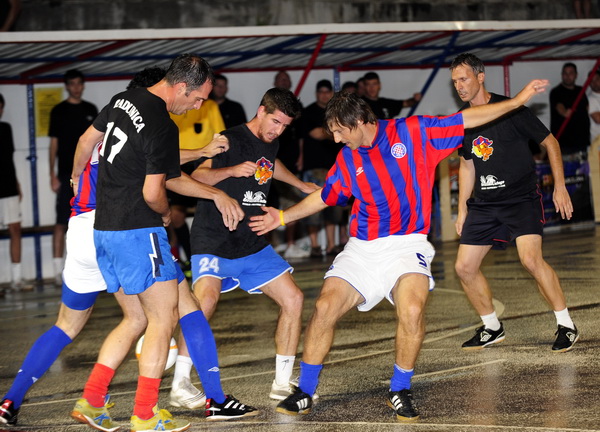 Split, 300611.
17. izdanje malonogometnog turnira Tocida kup odrzava se na betonskom igralistu u Vukovarskoj ulici.Veceras najvise interesa izaziva utakmica izmedju momcadi Hajduk.hr i ekipe Radunica bez zvijezda.Za Hajduk.hr se ocekuje da igraju predsje Split, 300611.
17. izdanje malonogometnog turnira Tocida kup odrzava se na betonskom igralistu u Vukovarskoj ulici.Veceras najvise interesa izaziva utakmica izmedju momcadi Hajduk.hr i ekipe Radunica bez zvijezda.Za Hajduk.hr se ocekuje da igraju predsje