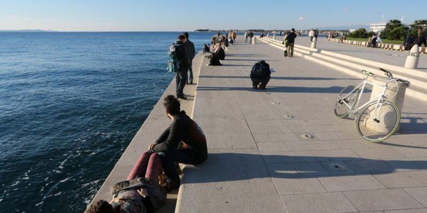 Zadar – Suncano i toplo nedjeljno poslijepodne velik broj ljudi proveo je na rivi. Photo: Filip Brala/PIXSELL