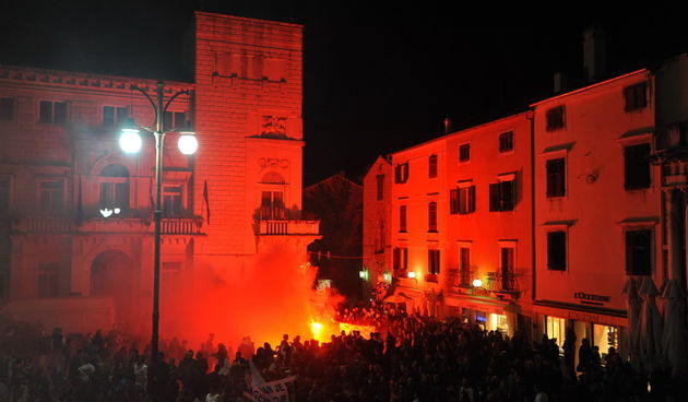 Zadar, 161112.Kako je i najavljeno, na Narodnom trgu je oko 18h zapocelo organizirano slavlje povodom oslobodjenja generala Gotovine i Markaca. Do dugo u noc na pozornici ce se izmjenjivati brojni zadarski bendovi, klape i pjevaci poput Mladena Grdovica
