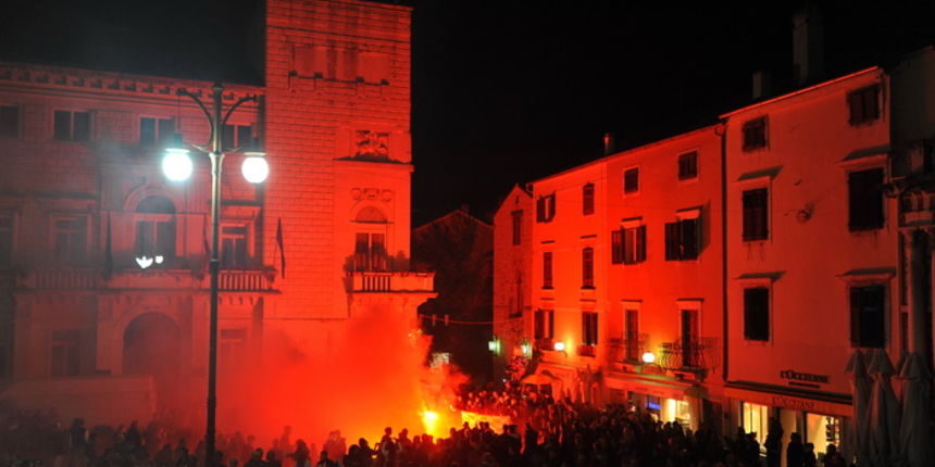 Zadar, 161112.Kako je i najavljeno, na Narodnom trgu je oko 18h zapocelo organizirano slavlje povodom oslobodjenja generala Gotovine i Markaca. Do dugo u noc na pozornici ce se izmjenjivati brojni zadarski bendovi, klape i pjevaci poput Mladena Grdovica Zadar, 161112.Kako je i najavljeno, na Narodnom trgu je oko 18h zapocelo organizirano slavlje povodom oslobodjenja generala Gotovine i Markaca. Do dugo u noc na pozornici ce se izmjenjivati brojni zadarski bendovi, klape i pjevaci poput Mladena Grdovica