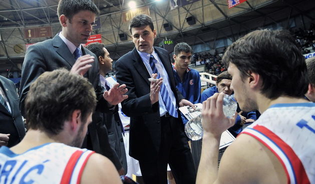 Zagreb, 100110. Kosarkaski centar Drazen Petrovic. Kosarkaska utakmica NLB lige izmedju Cibone i Partizana. Na slici: klupa Cibone: trener Velimir Perasovic. Foto: Boris Kovacev / CROPIX