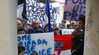 Zadar, 081210.
Prosvjed mjestana Podgradine ispred zgrade zupanijske uprave zbog toga jer njihovo mjesto nije registirano kao mjesto. Kolona prosvjednika je krenula s Branimirove obale, preko Poluotoka i dosla pred zgradu zupanije.
Foto: Vladimir Ivanov /