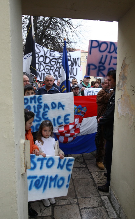 Zadar, 081210.
Prosvjed mjestana Podgradine ispred zgrade zupanijske uprave zbog toga jer njihovo mjesto nije registirano kao mjesto. Kolona prosvjednika je krenula s Branimirove obale, preko Poluotoka i dosla pred zgradu zupanije.
Foto: Vladimir Ivanov /