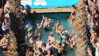 Otok Pag – Hideout festival privukao je mnogobrojnu publiku na popularnu plazu Zrce gdje se na after beach partiju u klubu Papaya plesalo cijelo poslijepodne. Photo: Filip Brala/PIXSELL