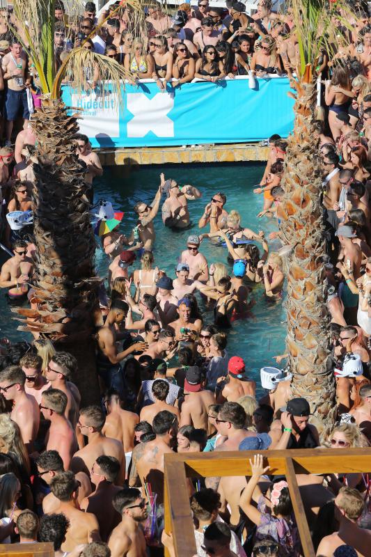 Otok Pag – Hideout festival privukao je mnogobrojnu publiku na popularnu plazu Zrce gdje se na after beach partiju u klubu Papaya plesalo cijelo poslijepodne. Photo: Filip Brala/PIXSELL