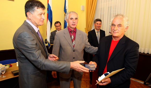 Zadar, 251010. U domu Zupanije priredjen je prijem za dobrovoljne darivatelje krvi koji su krv dali izmedju 35 i 100 puta. Na fotografiji: Boris Skara (desno)prima priznanje za 100 davanja od Dr. Nadislava Pedica predsjednika drustva Crvenog kriza i zupan