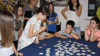 Etno dani: Osnovci igrali “Igru pamtilicu” u Gradskoj straži Etno dani: Osnovci igrali “Igru pamtilicu” u Gradskoj straži