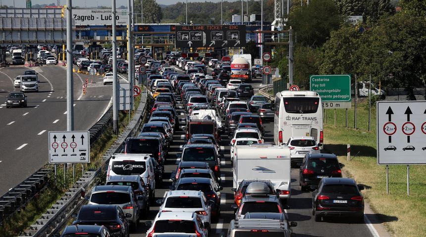 Gužve na naplatnim kućicama Lučko u smjeru mora
