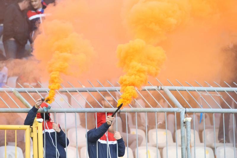 Bakljada i neredi na utakmici Hajduk – Dinamo