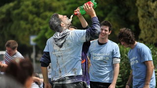 Zadar, 170513. 
Danas su se ucenici zavrsnih razreda zadarskih srednjih skola oprostili od skolskih klupa tradicionalnom Norijadom. 
Uz neizostavni alkohol, pjesmu i prosipanje brasna i jaja po centru grada, nakratko su privukli pozornost prolaznika na se