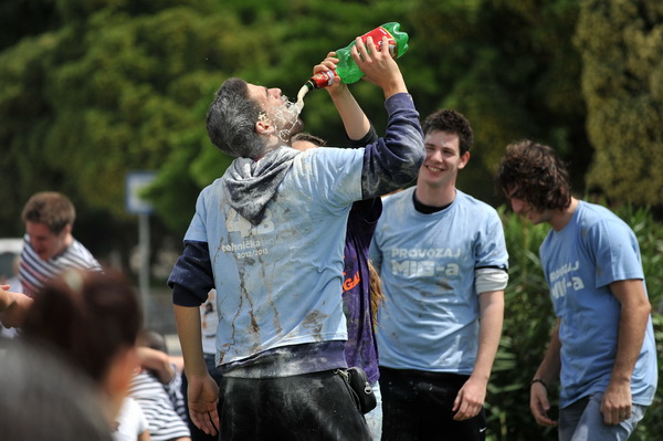 Zadar, 170513. 
Danas su se ucenici zavrsnih razreda zadarskih srednjih skola oprostili od skolskih klupa tradicionalnom Norijadom. 
Uz neizostavni alkohol, pjesmu i prosipanje brasna i jaja po centru grada, nakratko su privukli pozornost prolaznika na se
