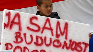 Zadar, 081210.
Prosvjed mjestana Podgradine ispred zgrade zupanijske uprave zbog toga jer njihovo mjesto nije registirano kao mjesto. Kolona prosvjednika je krenula s Branimirove obale, preko Poluotoka i dosla pred zgradu zupanije.
Foto: Vladimir Ivanov /