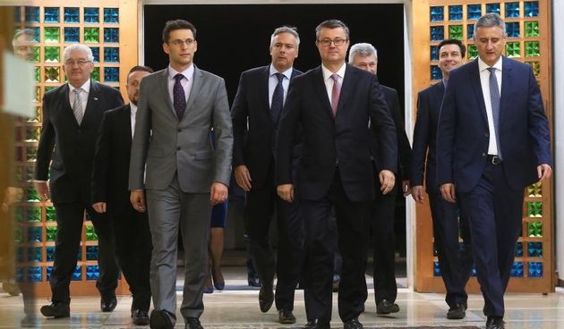 Peti krug konzultacija kod Predsjednice RH za novog mandatara Vlade RH. Zastupnici Domoljubne koalicije i Mosta Bozo Petrov, Tomislav Karamarko dolaze na konzultacije u predsjednicki ured na Pantovcaku predstaviti svog mandatara Tihomira Oreskovica.