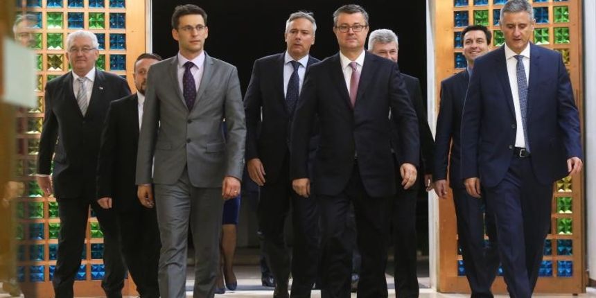 Peti krug konzultacija kod Predsjednice RH za novog mandatara Vlade RH. Zastupnici Domoljubne koalicije i Mosta Bozo Petrov, Tomislav Karamarko dolaze na konzultacije u predsjednicki ured na Pantovcaku predstaviti svog mandatara Tihomira Oreskovica.