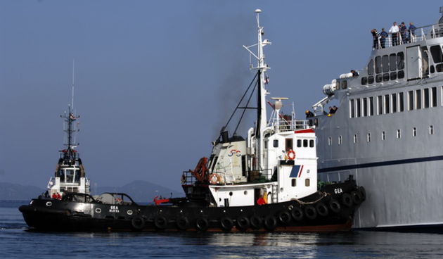 Kornati, Otok Sit, 261009 .
Putnicki brod Marko Polo nasukao se prekjucer unutar otoka Sita na sjeverozapadnoj strani. 
Marko Polo je provom zaorao barem desetak metara u kopno, srusio morske stijene i raslinje, probio zid ograde obitelji Kovacev i zausta