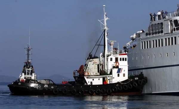 Kornati, Otok Sit, 261009 .
Putnicki brod Marko Polo nasukao se prekjucer unutar otoka Sita na sjeverozapadnoj strani. 
Marko Polo je provom zaorao barem desetak metara u kopno, srusio morske stijene i raslinje, probio zid ograde obitelji Kovacev i zausta