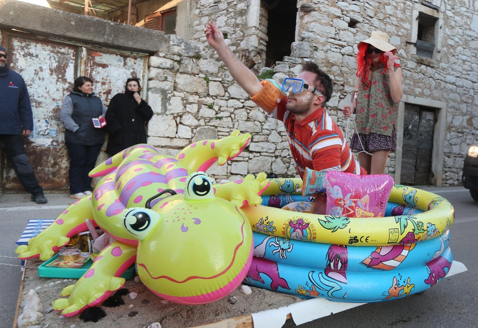 Murter: Maškarana povorka Velike Bake