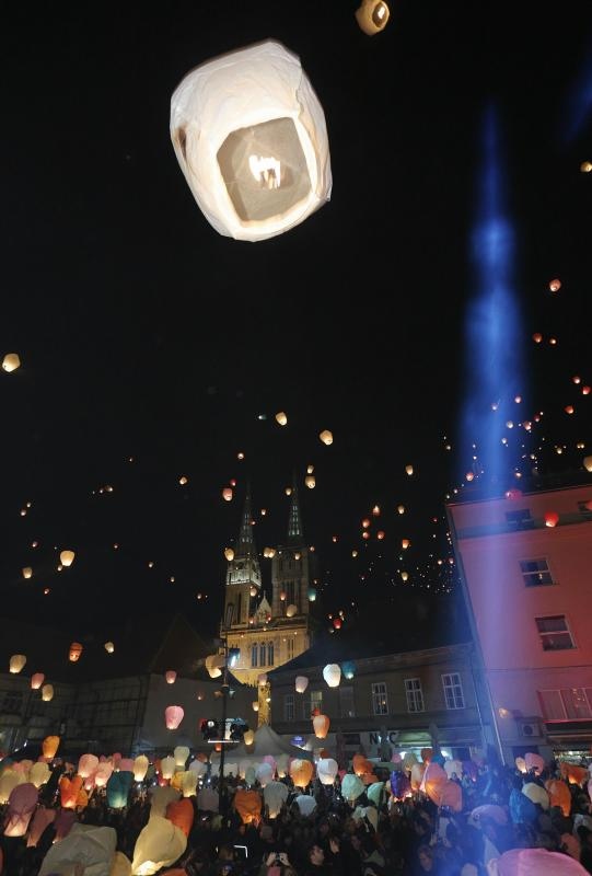 Na tržnici Dolac održan je peti performans Kapulica & Lampioni.  Foto: PIXSELL