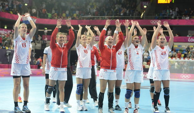 London, 010812.
Dvorana Copper Box.
Hrvatska zenska rukometna reprezentacija igra utakmicu 3. kolo u skupini A protiv Rusije tokom Olimpijskih Igra u Londonu.
Na fotografiji: rukometasice pozdravljaju hrvatske sportase koji su ih bodrili cijelu utakmicu.