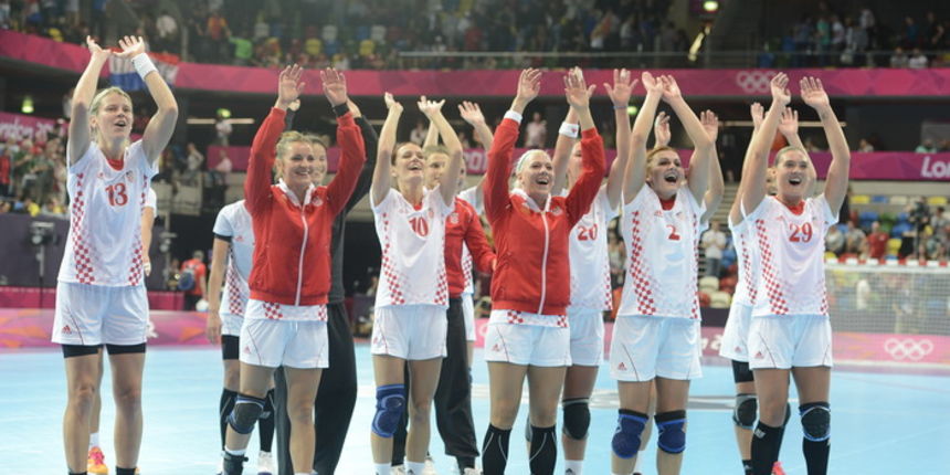 London, 010812.
Dvorana Copper Box.
Hrvatska zenska rukometna reprezentacija igra utakmicu 3. kolo u skupini A protiv Rusije tokom Olimpijskih Igra u Londonu.
Na fotografiji: rukometasice pozdravljaju hrvatske sportase koji su ih bodrili cijelu utakmicu. London, 010812.
Dvorana Copper Box.
Hrvatska zenska rukometna reprezentacija igra utakmicu 3. kolo u skupini A protiv Rusije tokom Olimpijskih Igra u Londonu.
Na fotografiji: rukometasice pozdravljaju hrvatske sportase koji su ih bodrili cijelu utakmicu.