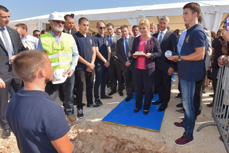 Predsjednica Kolinda Grabar Kitarović otvorila radove na zgradi putničkog terminala u Gaženici. Photo: Dino Stanin/PIXSELL Predsjednica Kolinda Grabar Kitarović otvorila radove na zgradi putničkog terminala u Gaženici. Photo: Dino Stanin/PIXSELL