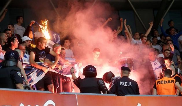 Intervencija policije na tribini s navijačima Zadra na utakmici Cibone i Zadra (80-71). Photo: Goran Stanzl/PIXSELL