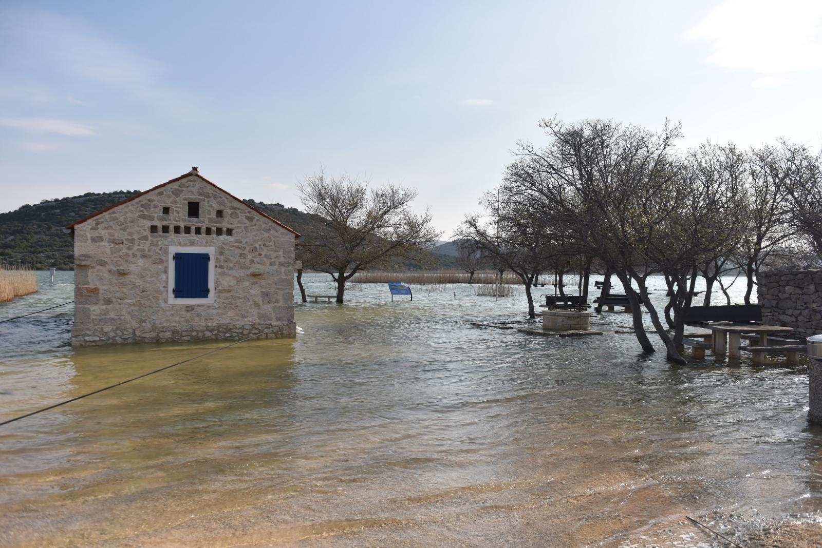 Nezapamćeno visoka razina vodostaja Vranskog jezera Nezapamćeno visoka razina vodostaja Vranskog jezera