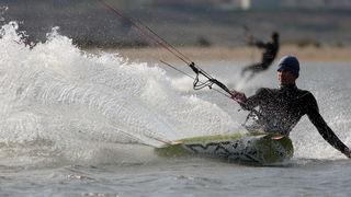 Zadar, 050411.
Nekoliko surfera iskoristilo je buru i suncan  dan za surfanje na plazi Zdrijac u Ninu.
Foto: Vladimir Ivanov / CROPIX