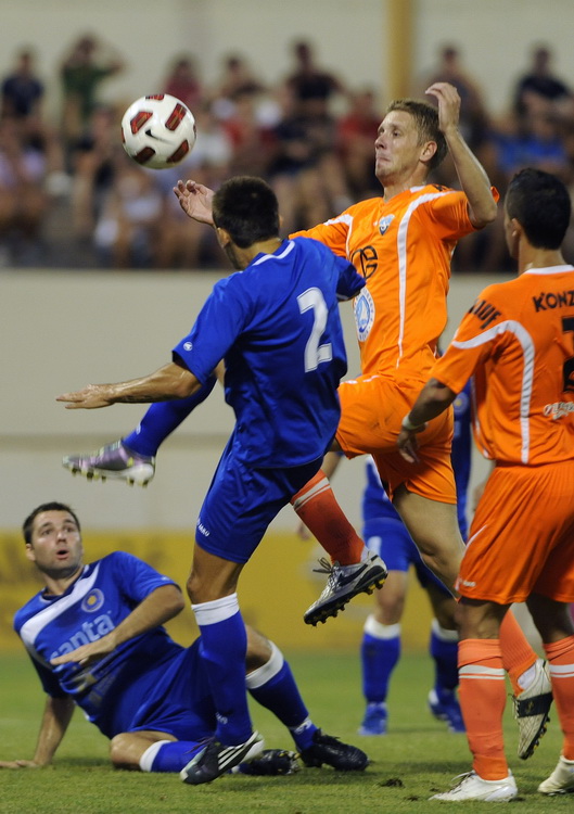 Sibenik, 200811.
Susret 5. kola 1. HNL izmedju Sibenika i Zadra.
Na slici: narancasti Sibenik Stie Bacelic Grgic.
Foto: Paun Paunovic  / CROPIX