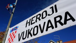 Na Mitnici postavljen banner dužine 210 metara s imenima heroja Vukovara, Foto: Davor Javorović/PIXSELL Na Mitnici postavljen banner dužine 210 metara s imenima heroja Vukovara, Foto: Davor Javorović/PIXSELL