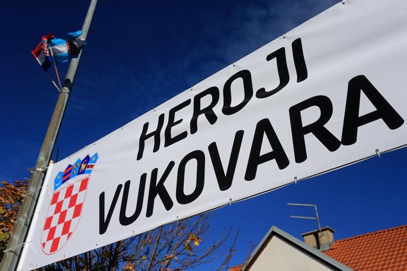 Na Mitnici postavljen banner dužine 210 metara s imenima heroja Vukovara, Foto: Davor Javorović/PIXSELL Na Mitnici postavljen banner dužine 210 metara s imenima heroja Vukovara, Foto: Davor Javorović/PIXSELL