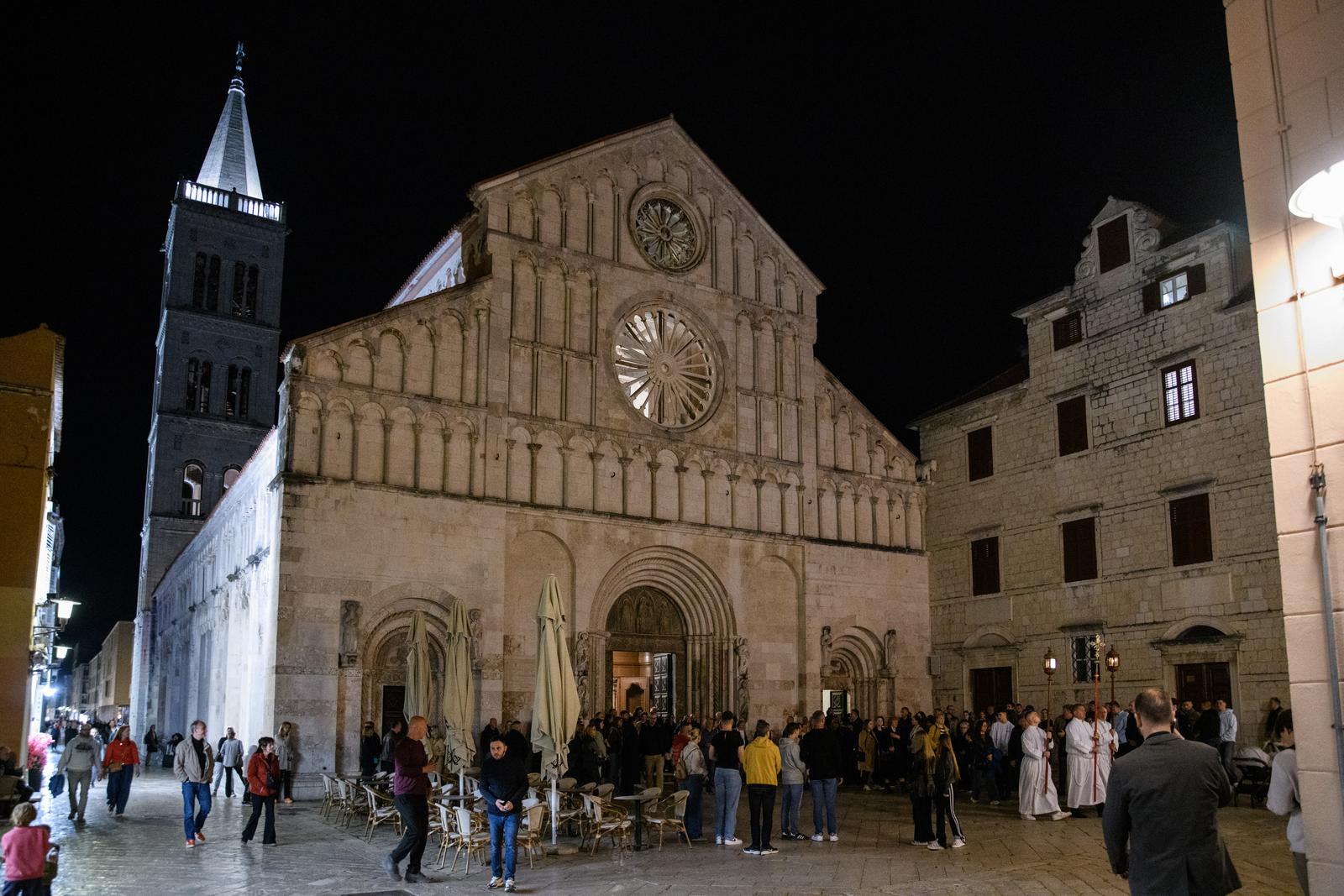 Nadbiskup Zgrablić predvodio Službu Muke Gospodnje u katedrali sv. Stošije Nadbiskup Zgrablić predvodio Službu Muke Gospodnje u katedrali sv. Stošije