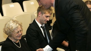 Split, 270611.
Danas je u kino sali na poljudskom stadionu odrzana komemoracija za preminulog Tomislava Ivica nogometnog trenera.
Supruga preminulog Ivica Regina Ivic i Slaven Bilic
Foto: Jakov Prkic / Cropix Split, 270611.
Danas je u kino sali na poljudskom stadionu odrzana komemoracija za preminulog Tomislava Ivica nogometnog trenera.
Supruga preminulog Ivica Regina Ivic i Slaven Bilic
Foto: Jakov Prkic / Cropix