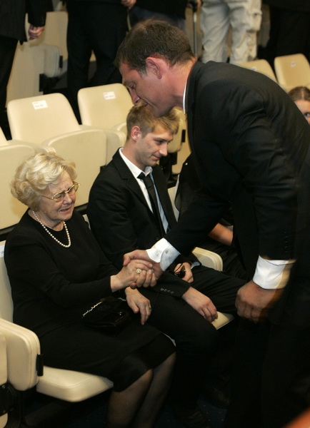 Split, 270611.
Danas je u kino sali na poljudskom stadionu odrzana komemoracija za preminulog Tomislava Ivica nogometnog trenera.
Supruga preminulog Ivica Regina Ivic i Slaven Bilic
Foto: Jakov Prkic / Cropix Split, 270611.
Danas je u kino sali na poljudskom stadionu odrzana komemoracija za preminulog Tomislava Ivica nogometnog trenera.
Supruga preminulog Ivica Regina Ivic i Slaven Bilic
Foto: Jakov Prkic / Cropix