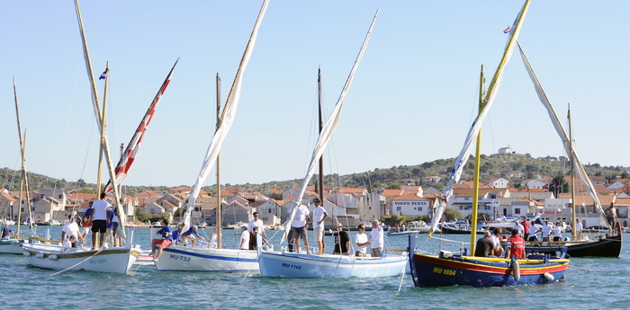 Murter, 021011.
U Murteru odrzana tradicionalna regata brodica ” Latinsko idro” gdje je sudjelovalo sedamdesetak posada.
Na slici: regata.
Foto: Jadran Babic / CROPIX Murter, 021011.
U Murteru odrzana tradicionalna regata brodica ” Latinsko idro” gdje je sudjelovalo sedamdesetak posada.
Na slici: regata.
Foto: Jadran Babic / CROPIX