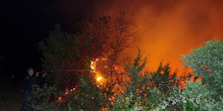 Vatrogasci gase pozar u Policima, Foto: Zdenko Knezevic Vatrogasci gase pozar u Policima, Foto: Zdenko Knezevic