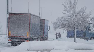 U Lici pada gusti snijeg, zimski uvjeti na cestama U Lici pada gusti snijeg, zimski uvjeti na cestama