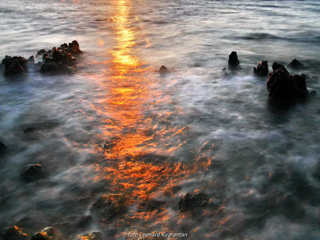 Punta Skala: Sunce tone u beskraj valova