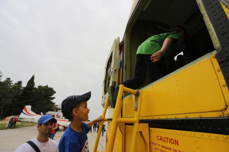 Štićenici humanitarne udruge “Jak kao Jakov” u posjeti zračnoj bazi Zemunik, Foto: Filip Brala/PIXSELL Štićenici humanitarne udruge “Jak kao Jakov” u posjeti zračnoj bazi Zemunik, Foto: Filip Brala/PIXSELL