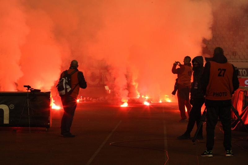 Bakljada i neredi na utakmici Hajduk – Dinamo